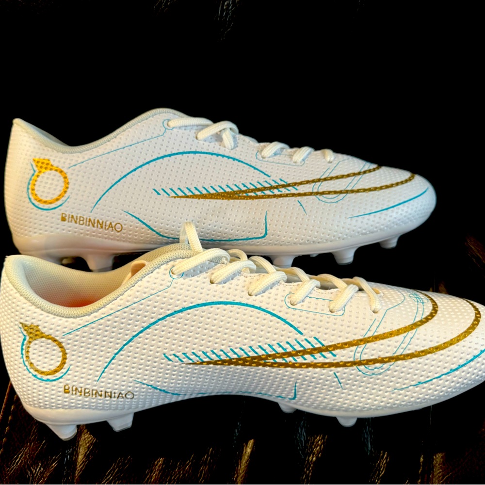 Men’s soccer cleats US size 10